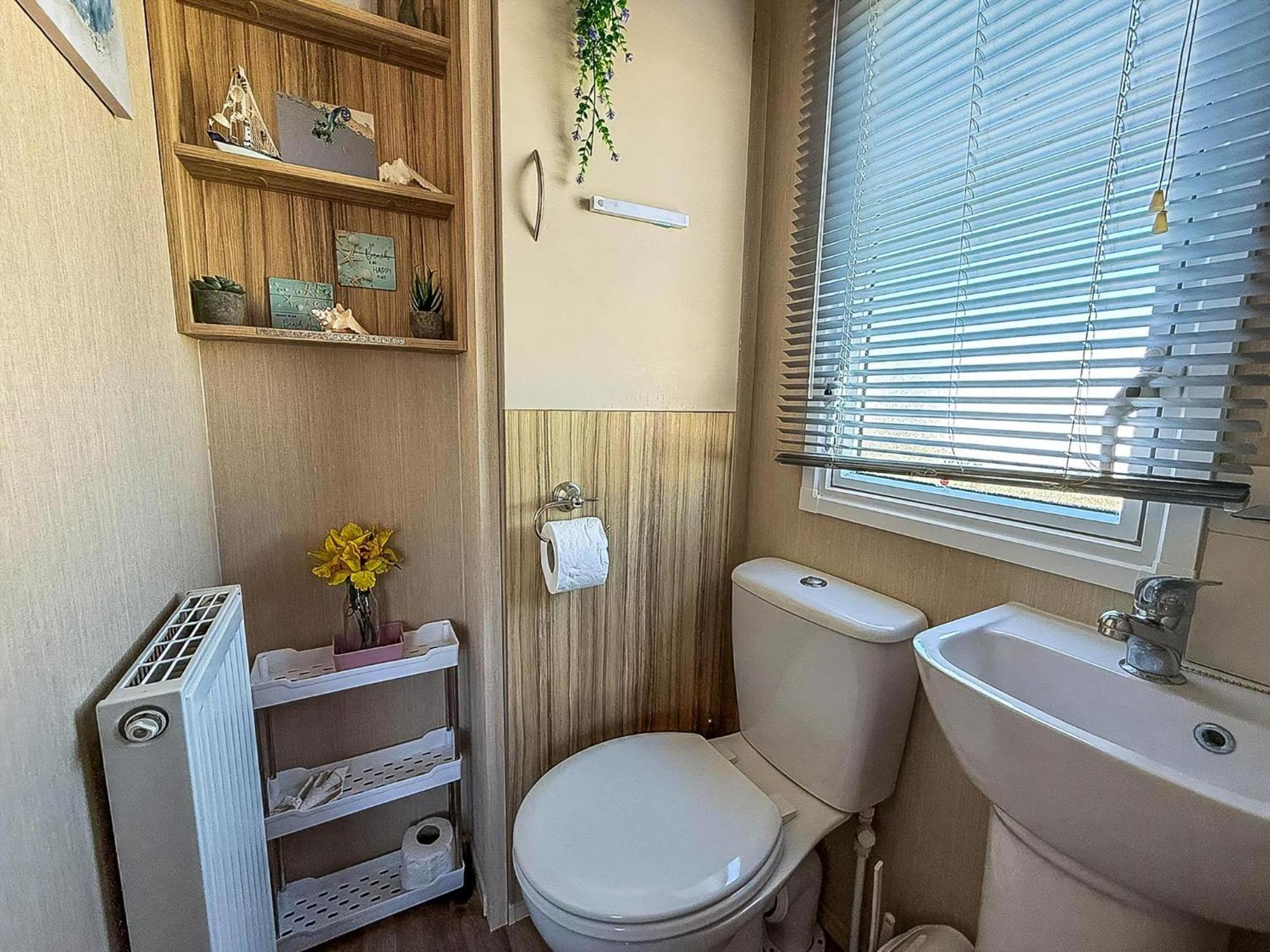 Lovely 6 Berth Caravan With Decking To The Side In Heacham Ref 21040E エクステリア 写真