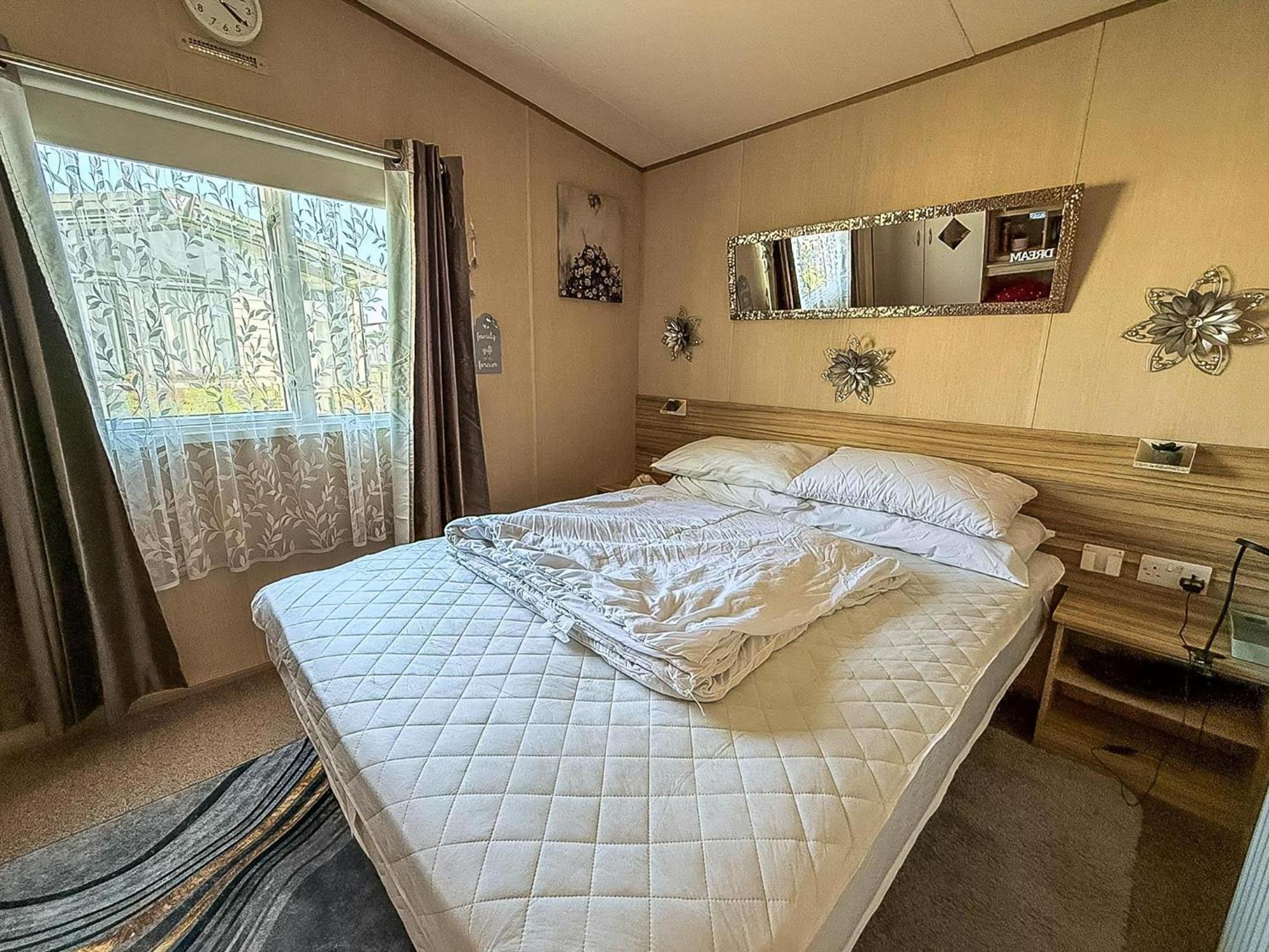 Lovely 6 Berth Caravan With Decking To The Side In Heacham Ref 21040E エクステリア 写真