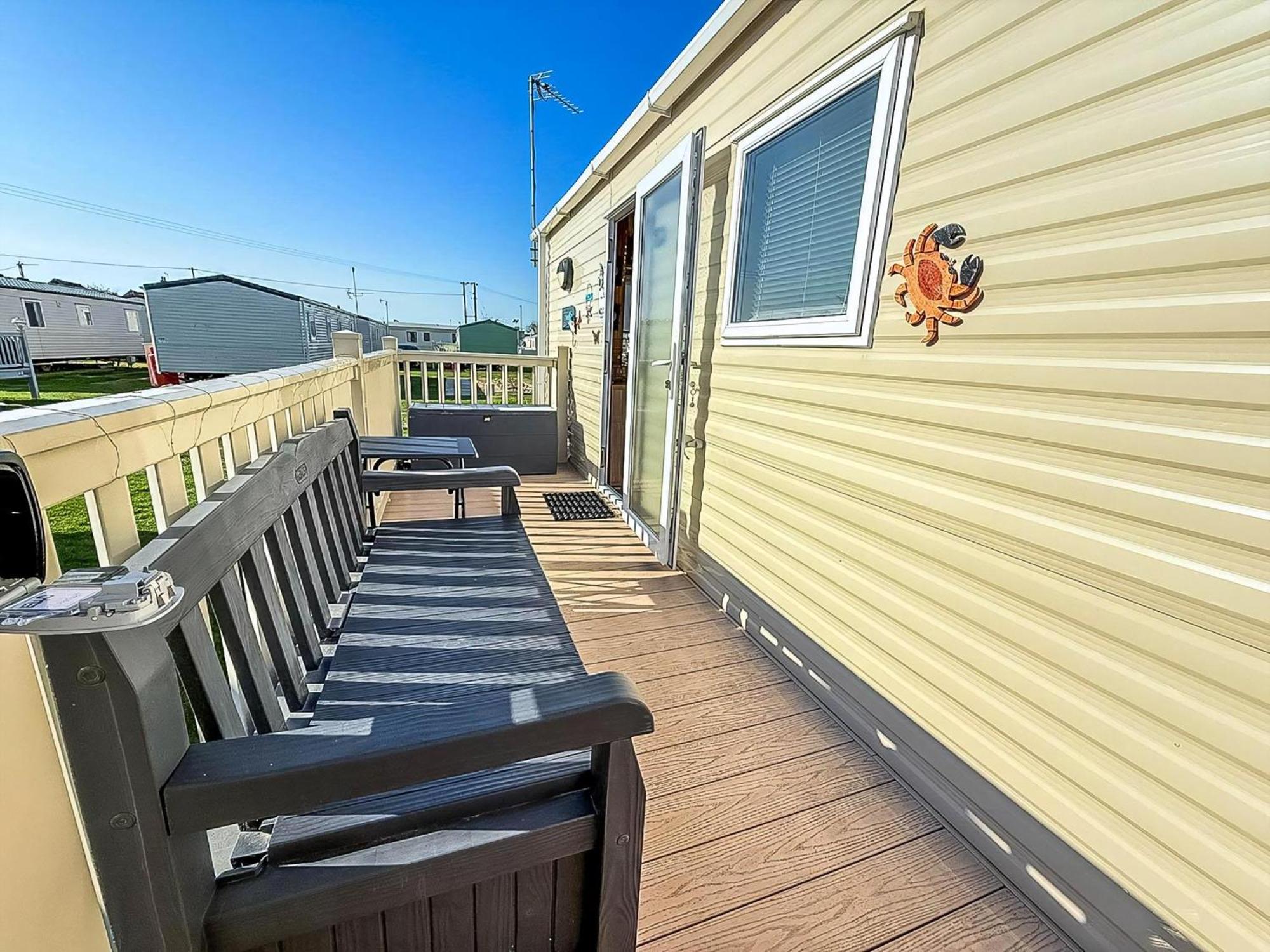 Lovely 6 Berth Caravan With Decking To The Side In Heacham Ref 21040E エクステリア 写真